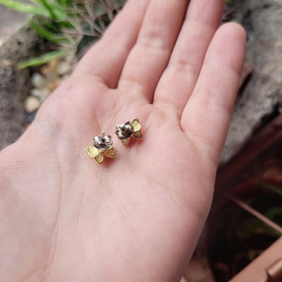 Vintage Dainty Tiny Butterfly Enamel Faux Pearl Stud Earrings - Picture 6 of 6